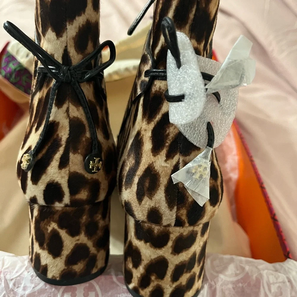 NEW IN THE BOX NEVER WORN
Tory Burch leopard bootie - Picture 8 of 10